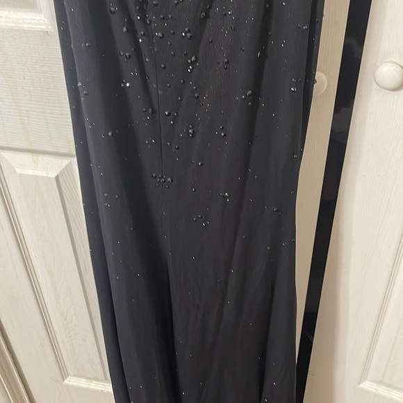 Evening gown Gorgeous black dress worn once. Black shiny beading to the floor. - Picture 14 of 17